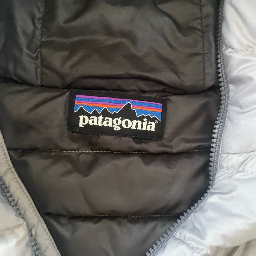 Women’s Patagonia Silver Quilted Puffer Jacket - Picture 3 of 5